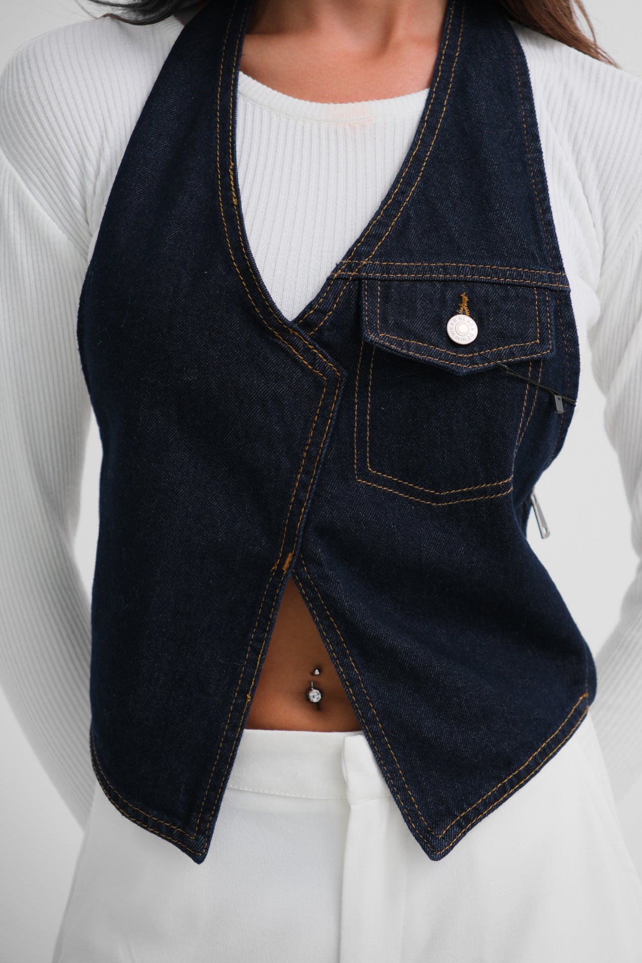 Asymmetrische schwarze Denim-Weste für Frauen