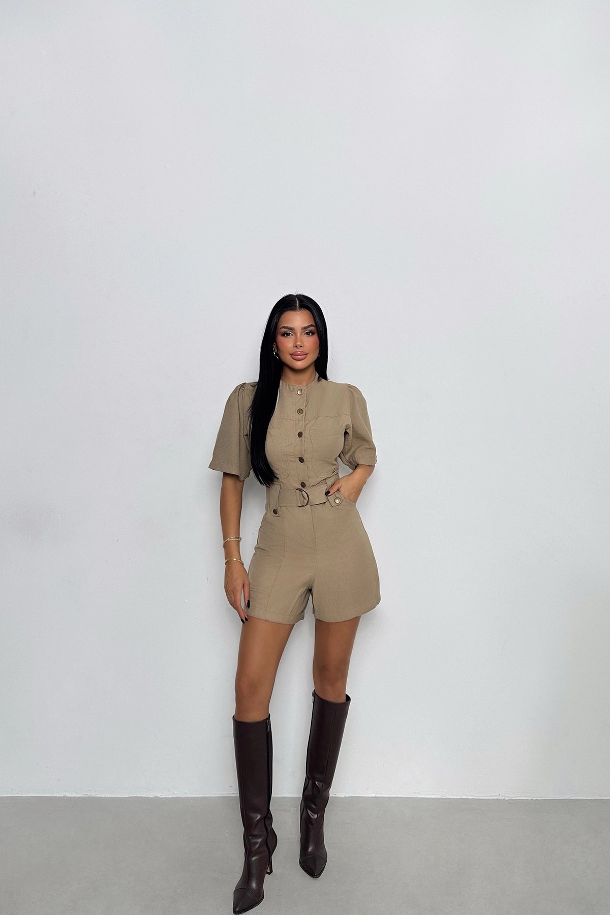 Beige Jumpsuit für Frauen mit Taschen und Knopfverschluss