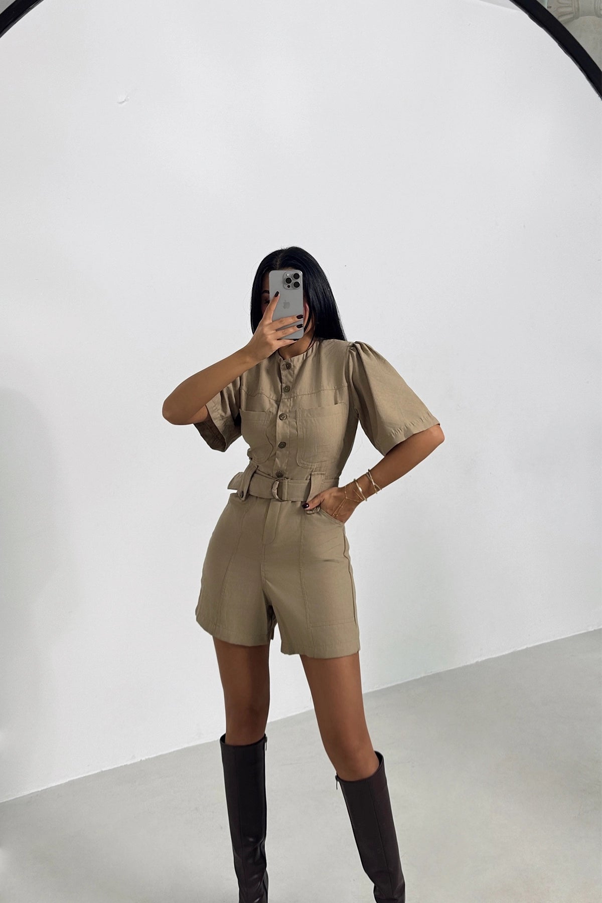 Beige Jumpsuit für Frauen mit Taschen und Knopfverschluss