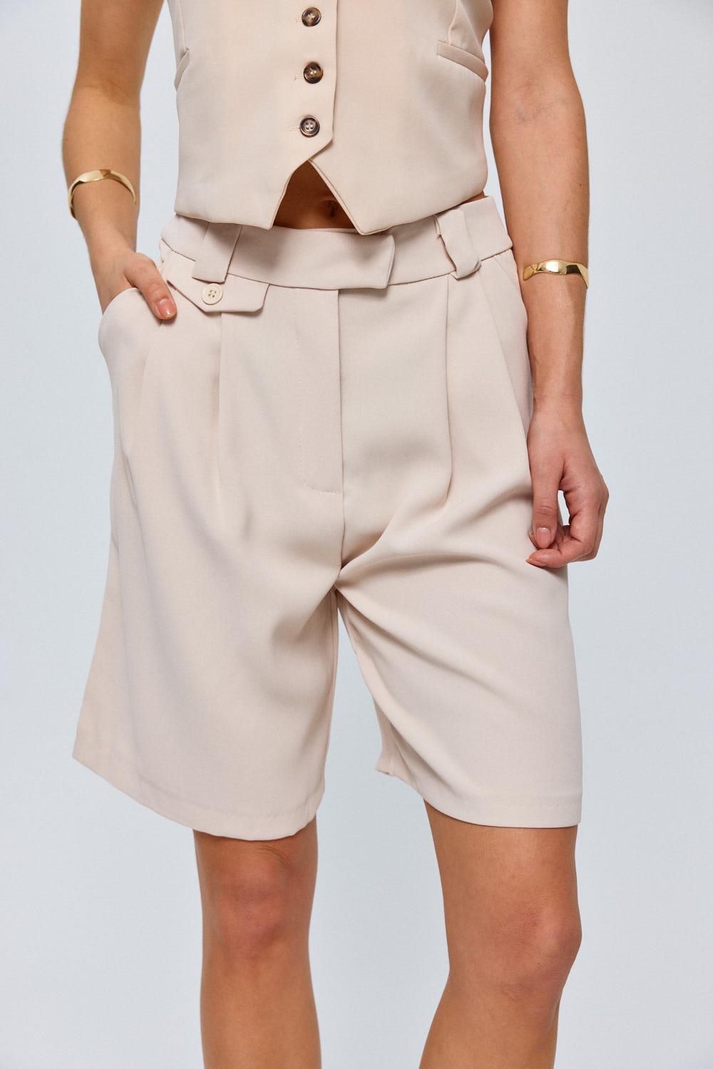 Faltenverzierte beige Bermuda-Shorts für Damen