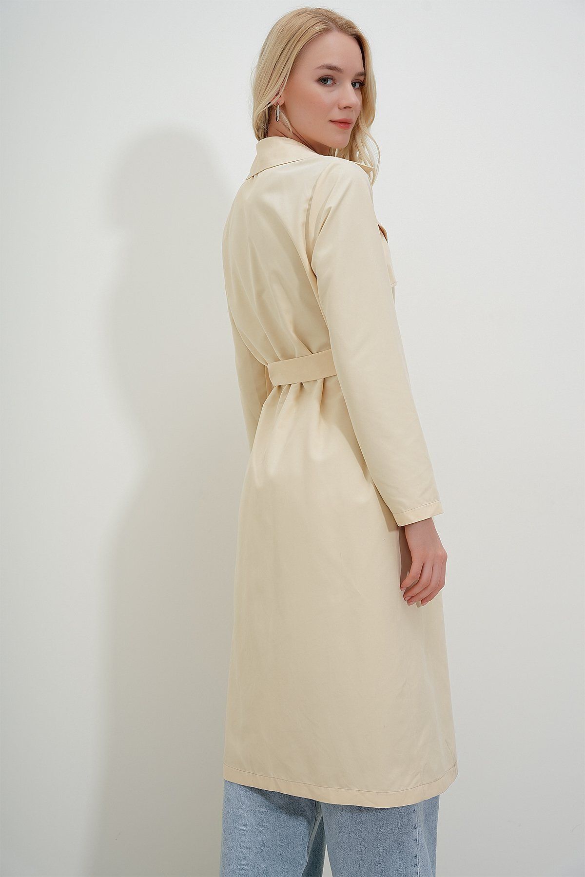 Double-Breasted Collar Cream Trench Coat with Button-Front Detail for Women