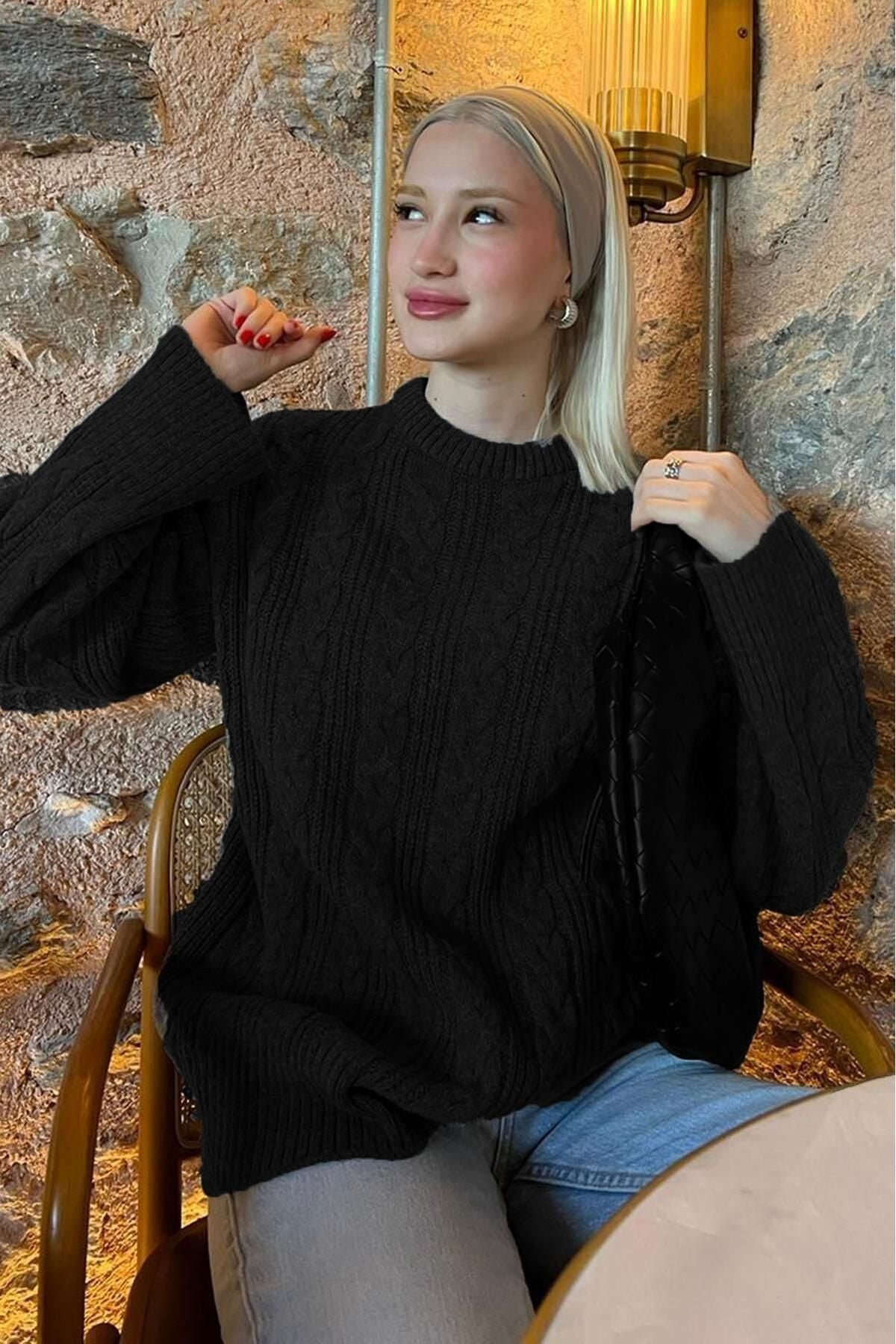 Crew Neck Black Knitted Sweater for Women