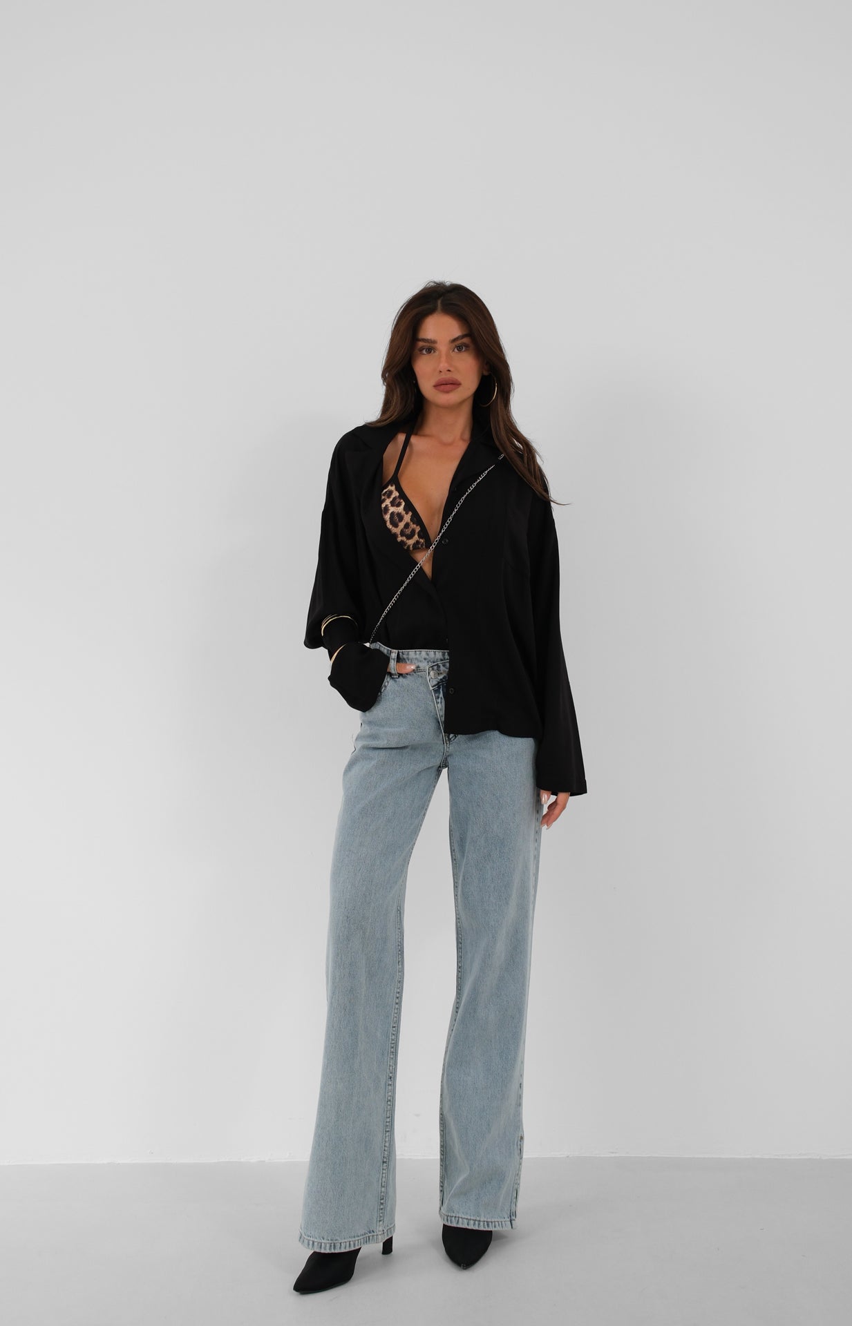 Damen Gürtel Hellblaue Jeans mit Beinschlitz