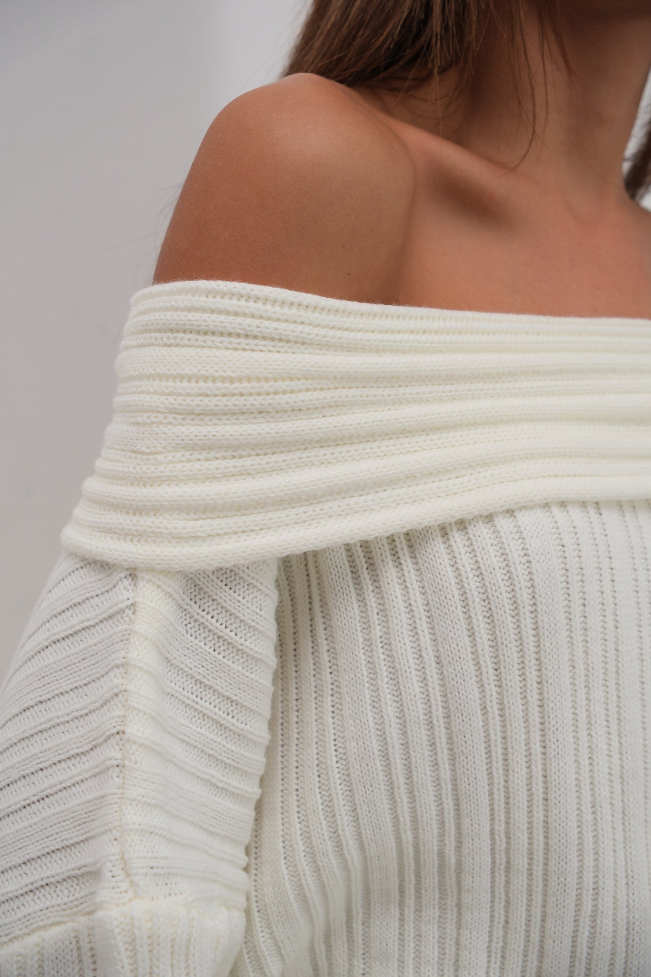 Off-Shoulder White Knitted Sweater with Ribbed Detail for Women