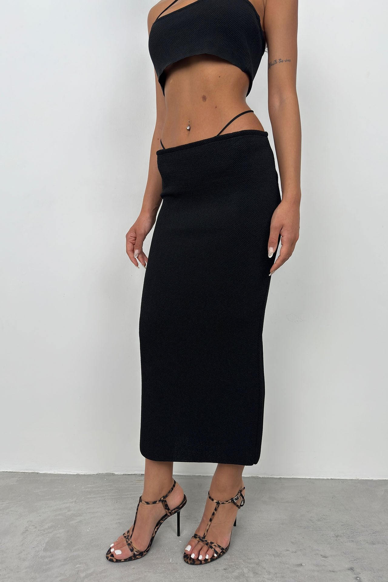 Strap Detail Textured Black Strapless Crop