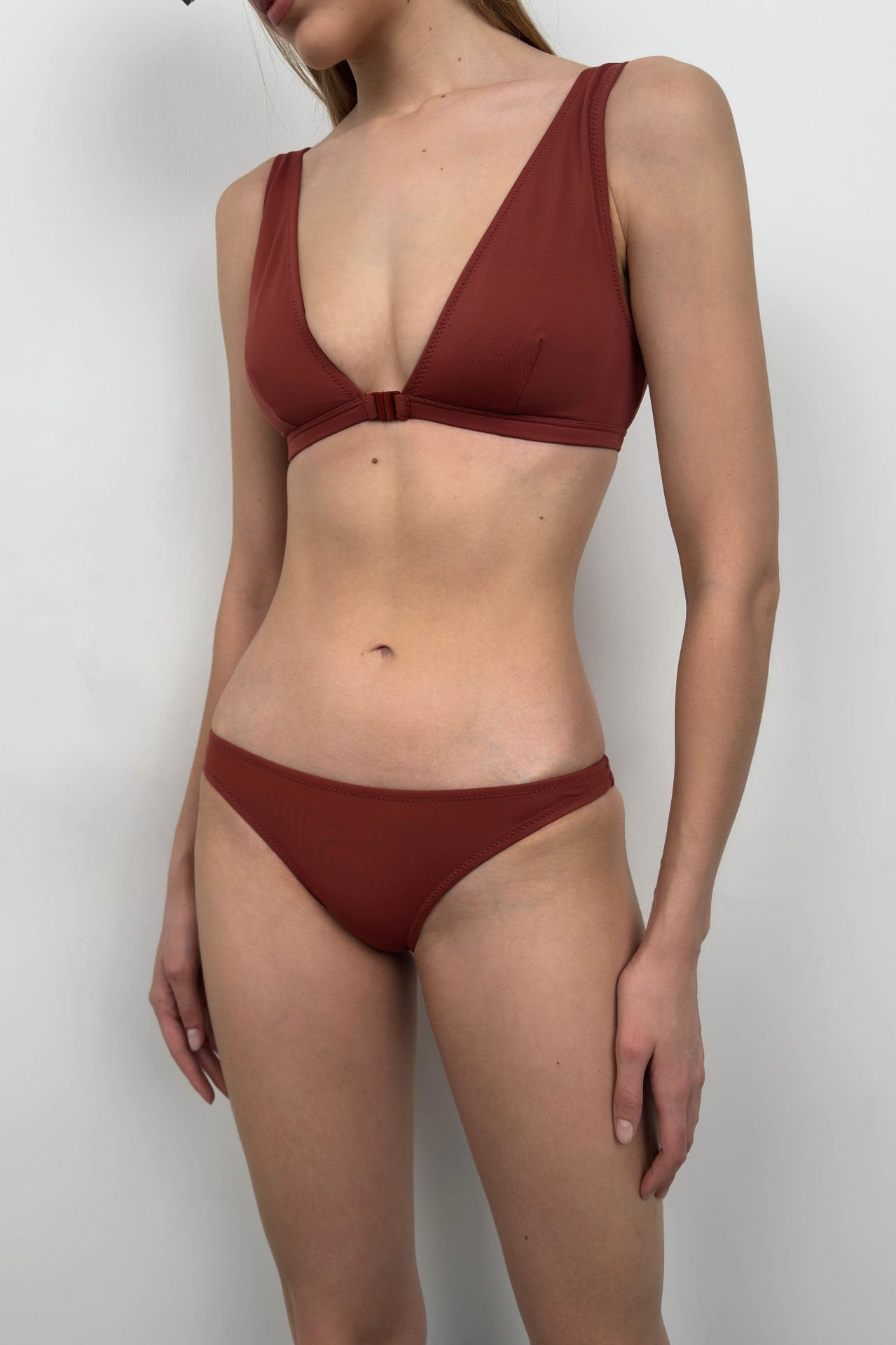 V-förmiges braunes Bikini-Set