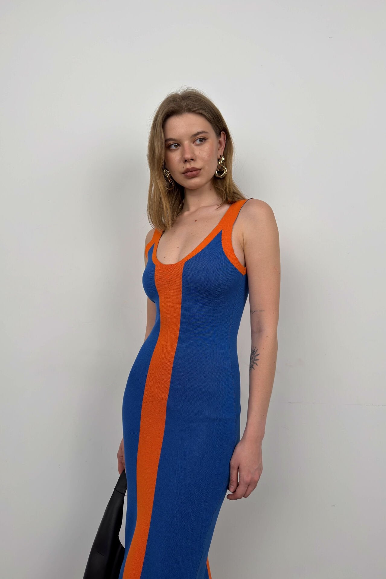 Schlitzdetailliertes Saks/Orangen-Midi-Kleid