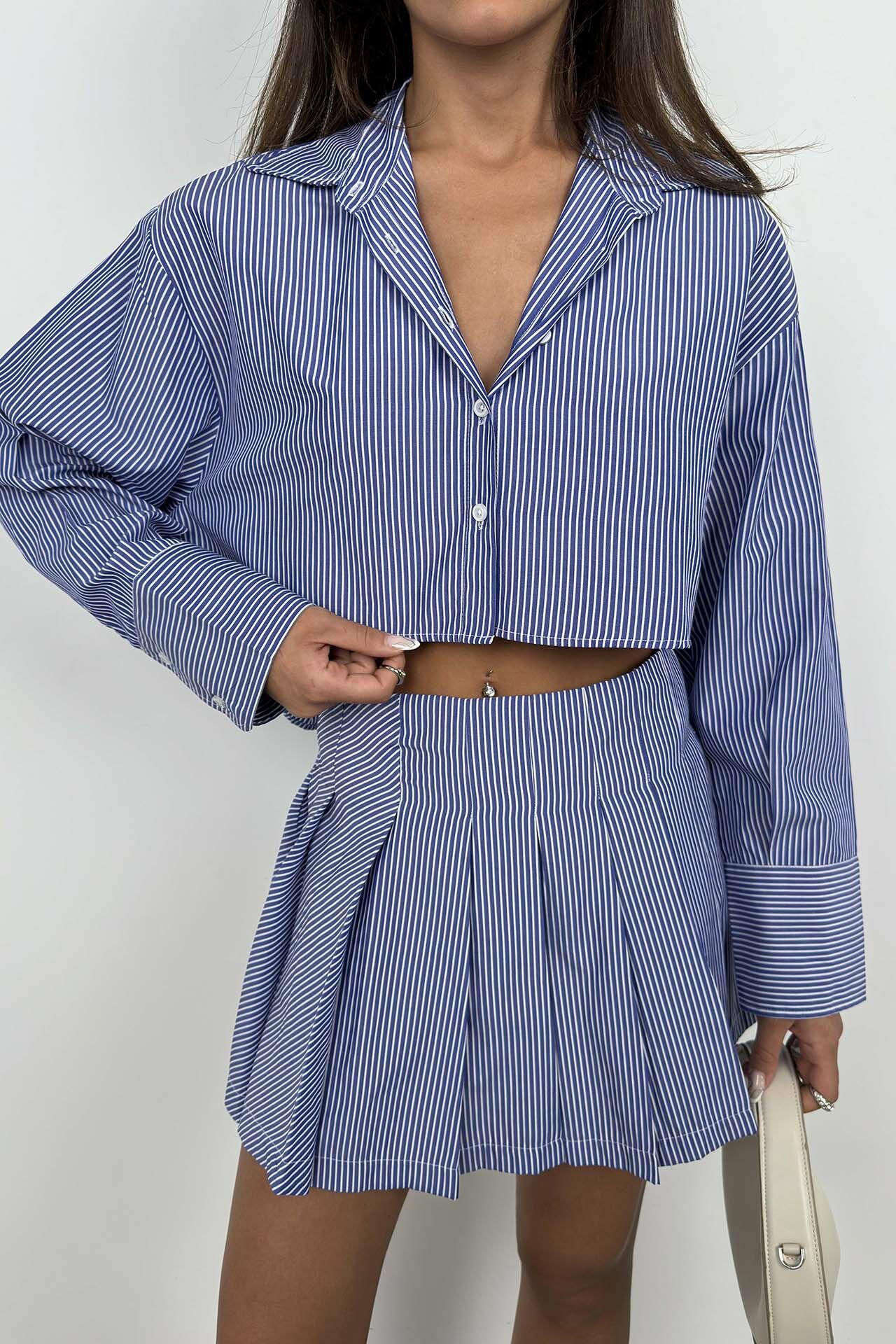 Gestreiftes Blaues Crop-Shirt