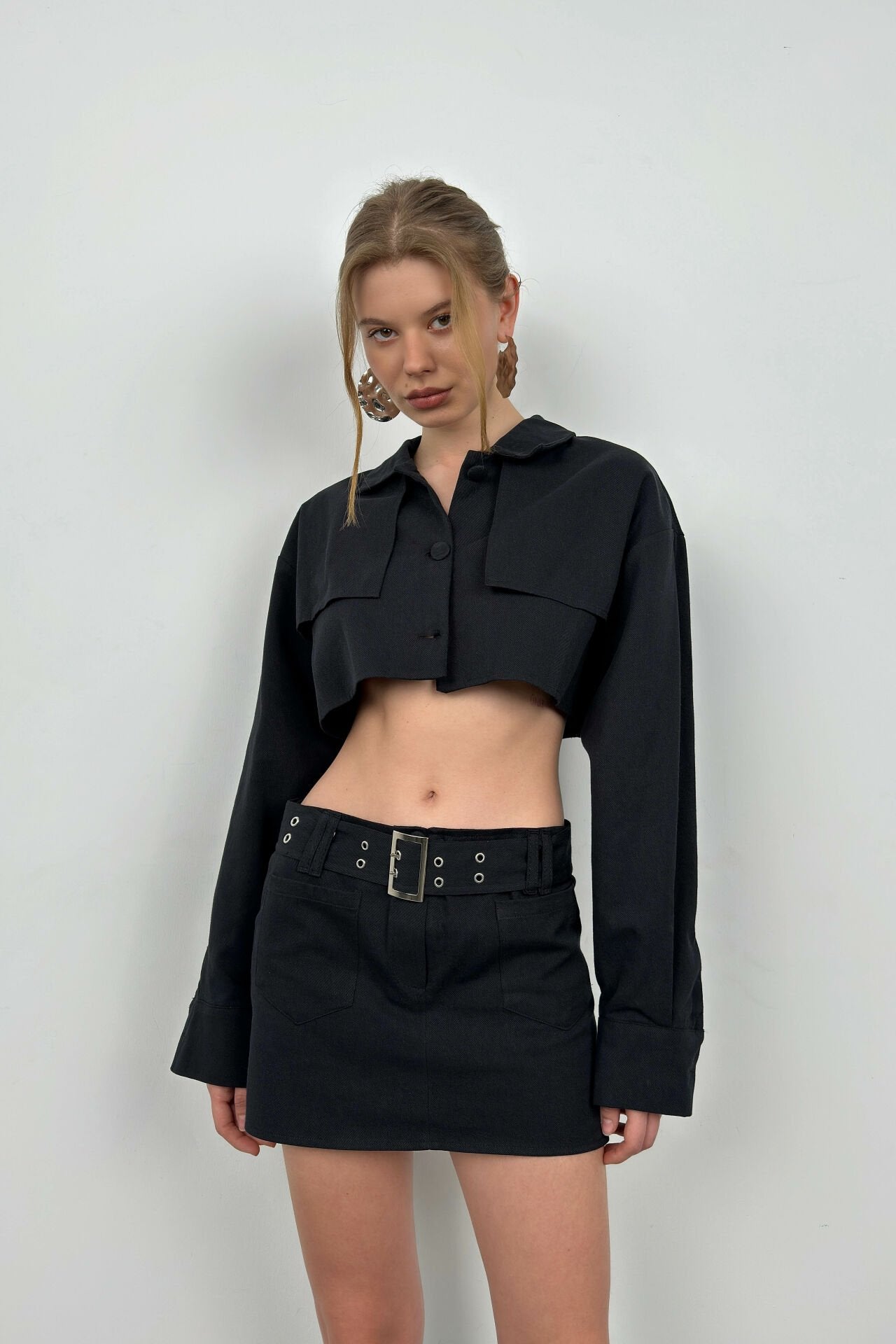 Langärmlige schwarze cropped Jacke mit Knopf-Frontdetail für Frauen