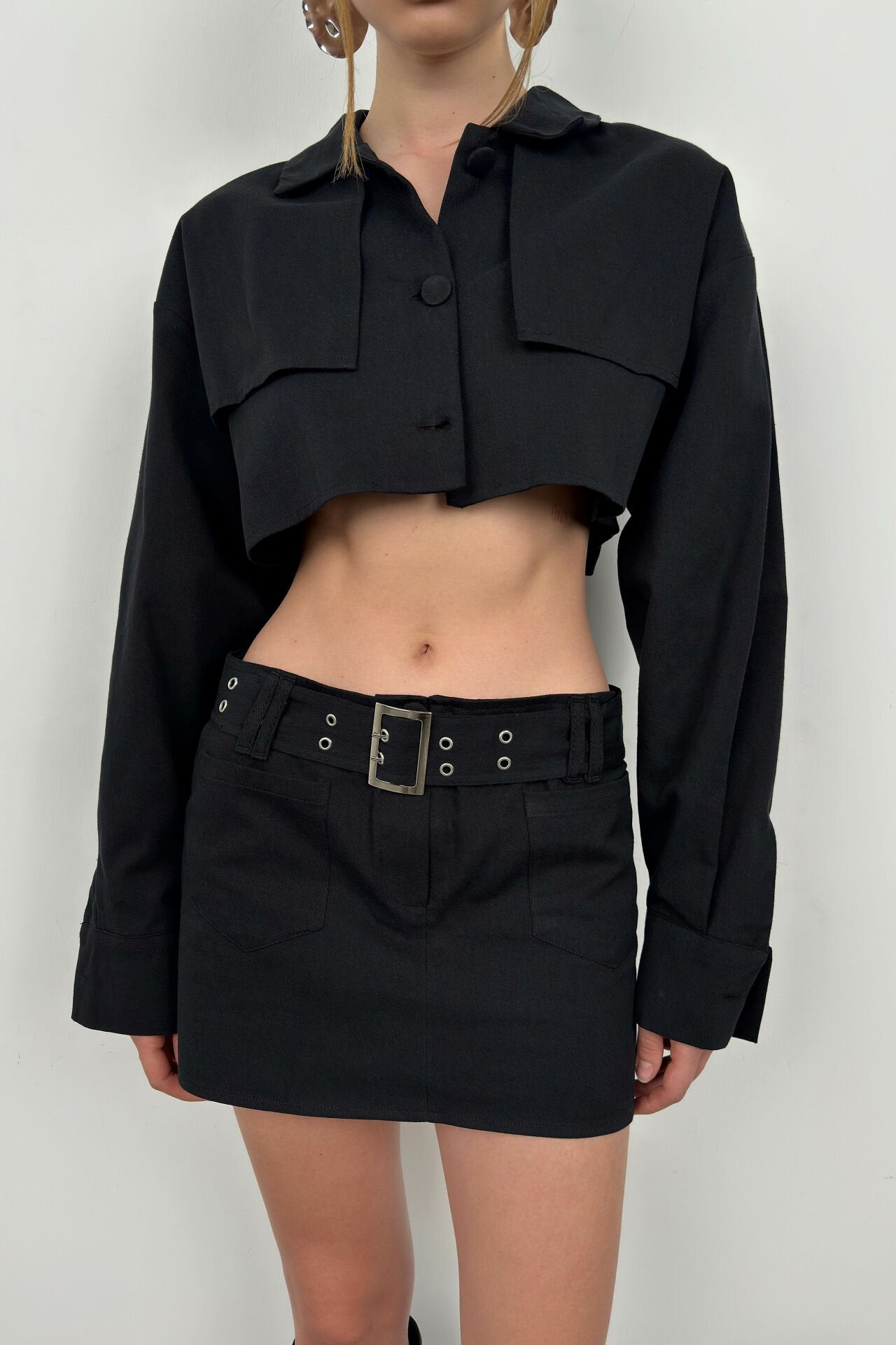 Langärmlige schwarze cropped Jacke mit Knopf-Frontdetail für Frauen