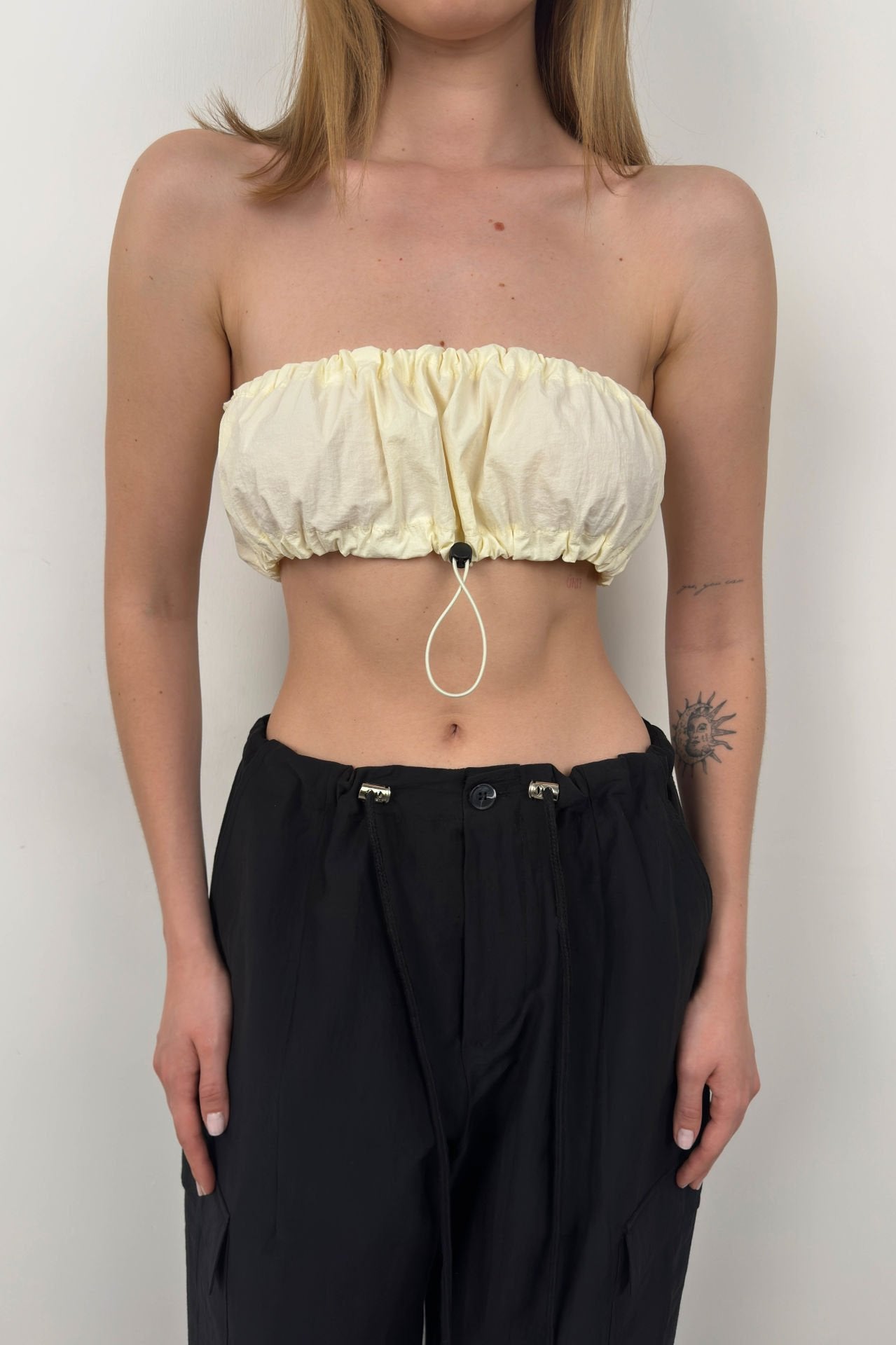 Off-Shoulder Weißes Crop Top mit Elastischem Bund