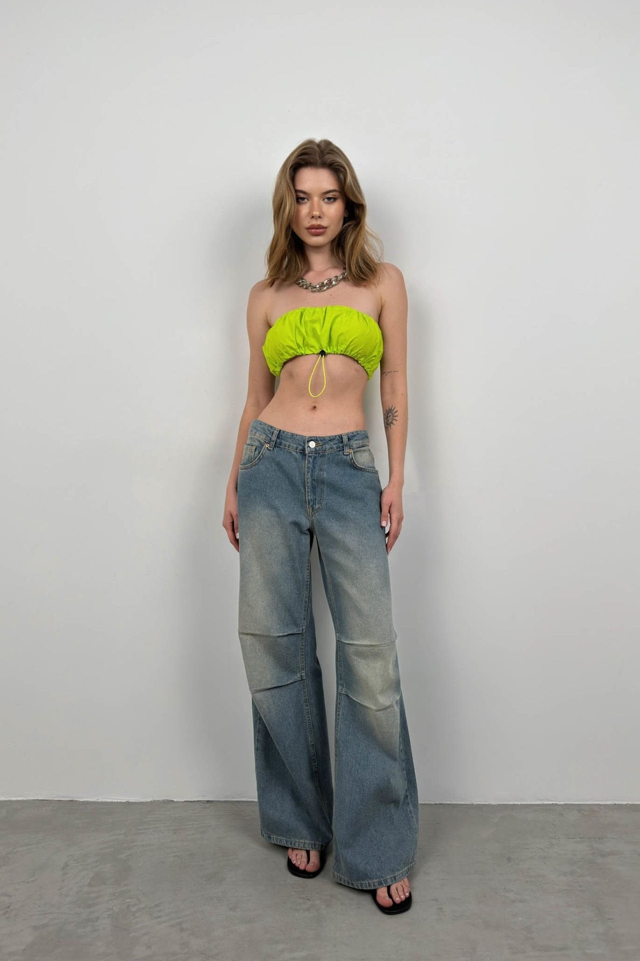 Off-Shoulder Elastisches Detailliertes Limettengrünes Crop Top