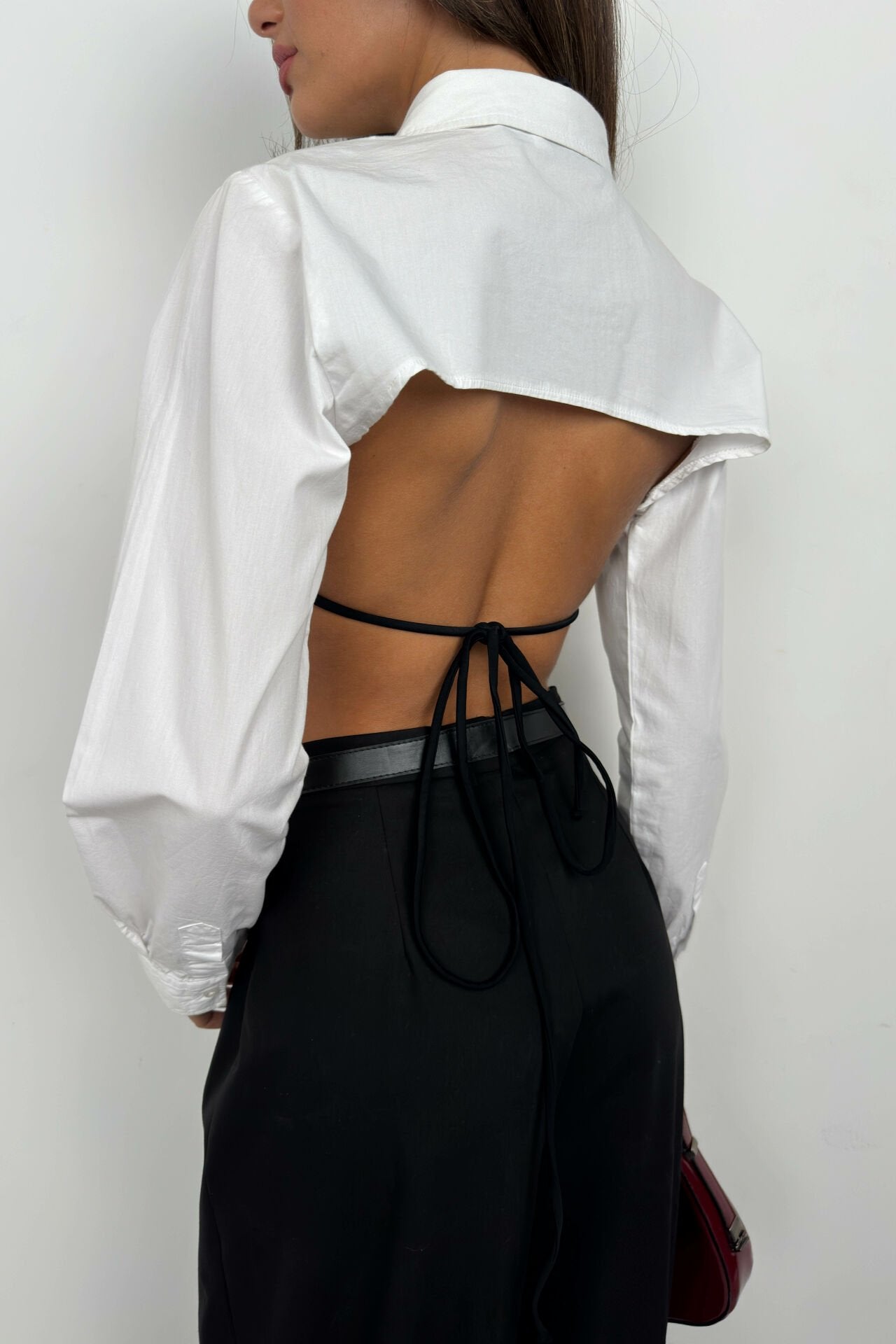 Oval geschnittenes Crop-Shirt