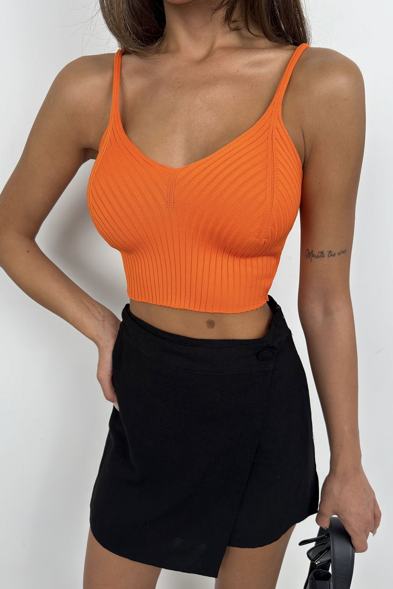 Orangefarbenes Crop-Top mit V-Ausschnitt